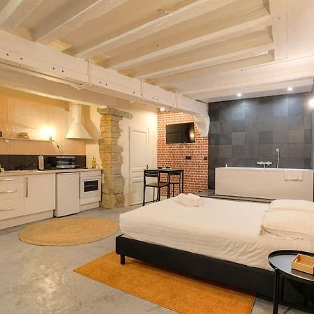 Industrial-Style Studio With Bathtub, Vieux-Lyon Kültér fotó