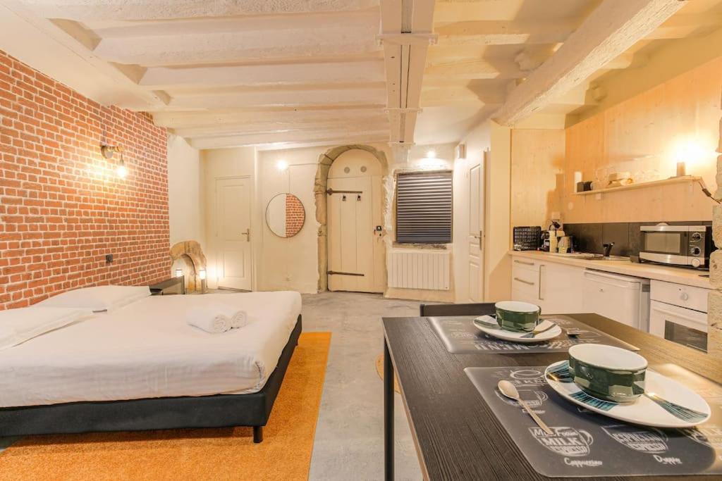 Industrial-Style Studio With Bathtub, Vieux-Lyon Kültér fotó