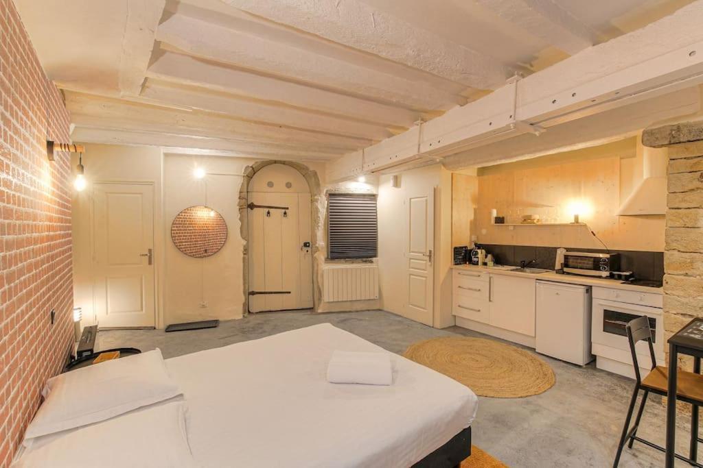 Industrial-Style Studio With Bathtub, Vieux-Lyon Kültér fotó