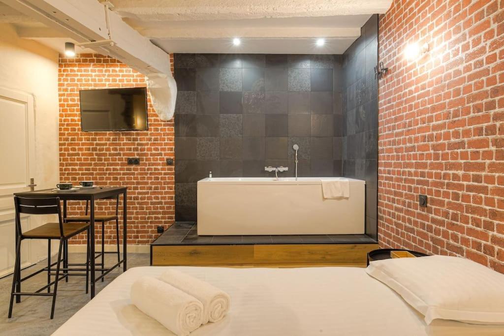 Industrial-Style Studio With Bathtub, Vieux-Lyon Kültér fotó