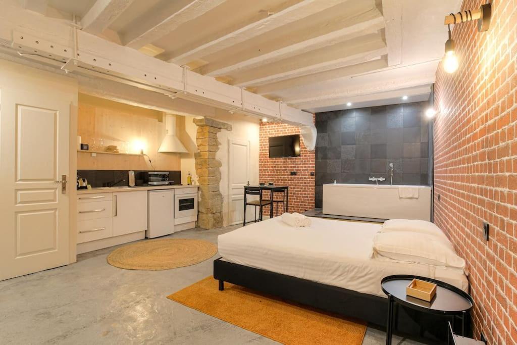 Industrial-Style Studio With Bathtub, Vieux-Lyon Kültér fotó
