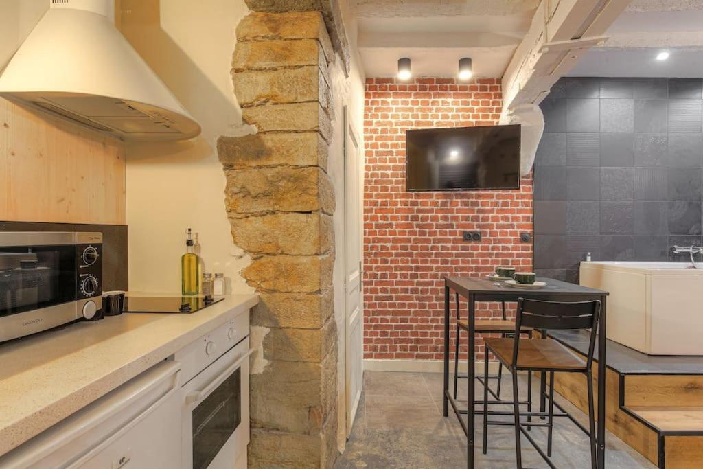 Industrial-Style Studio With Bathtub, Vieux-Lyon Kültér fotó