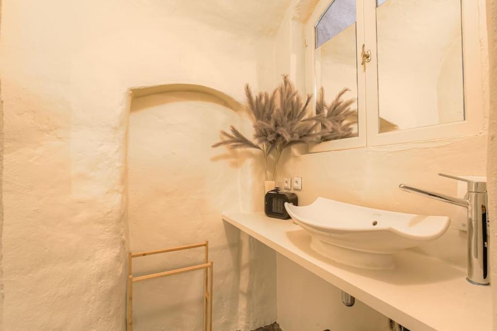 Industrial-Style Studio With Bathtub, Vieux-Lyon Kültér fotó