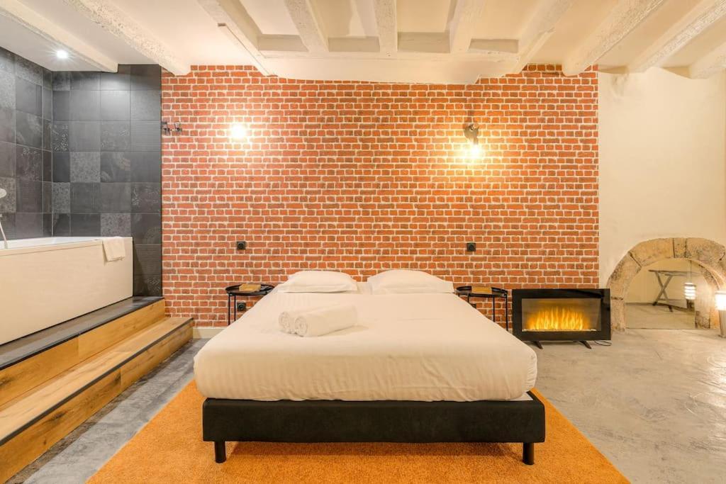 Industrial-Style Studio With Bathtub, Vieux-Lyon Kültér fotó