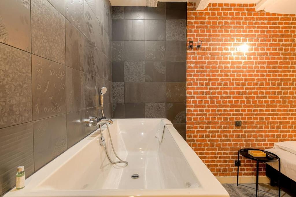 Industrial-Style Studio With Bathtub, Vieux-Lyon Kültér fotó