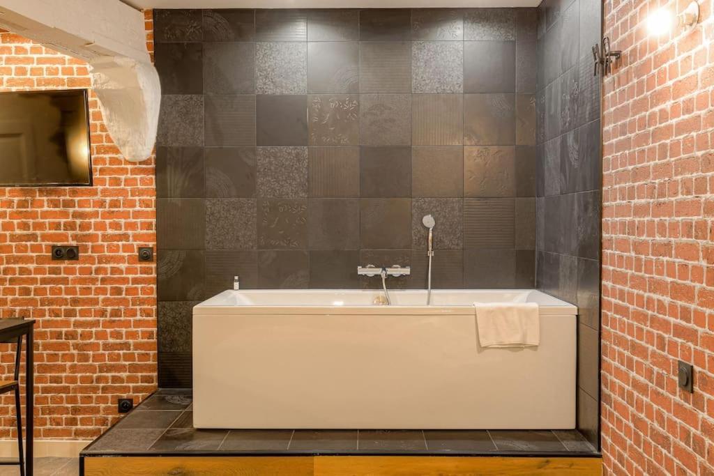 Industrial-Style Studio With Bathtub, Vieux-Lyon Kültér fotó